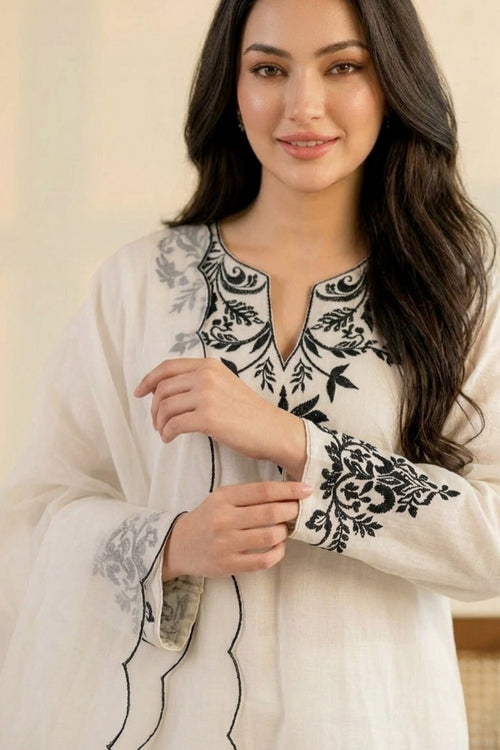 Sufaid Saaz 3-Piece – Embroidered Lawn & Scalloped Organza